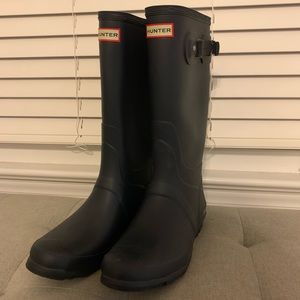 Navy blue wide calf Hunter rain boots